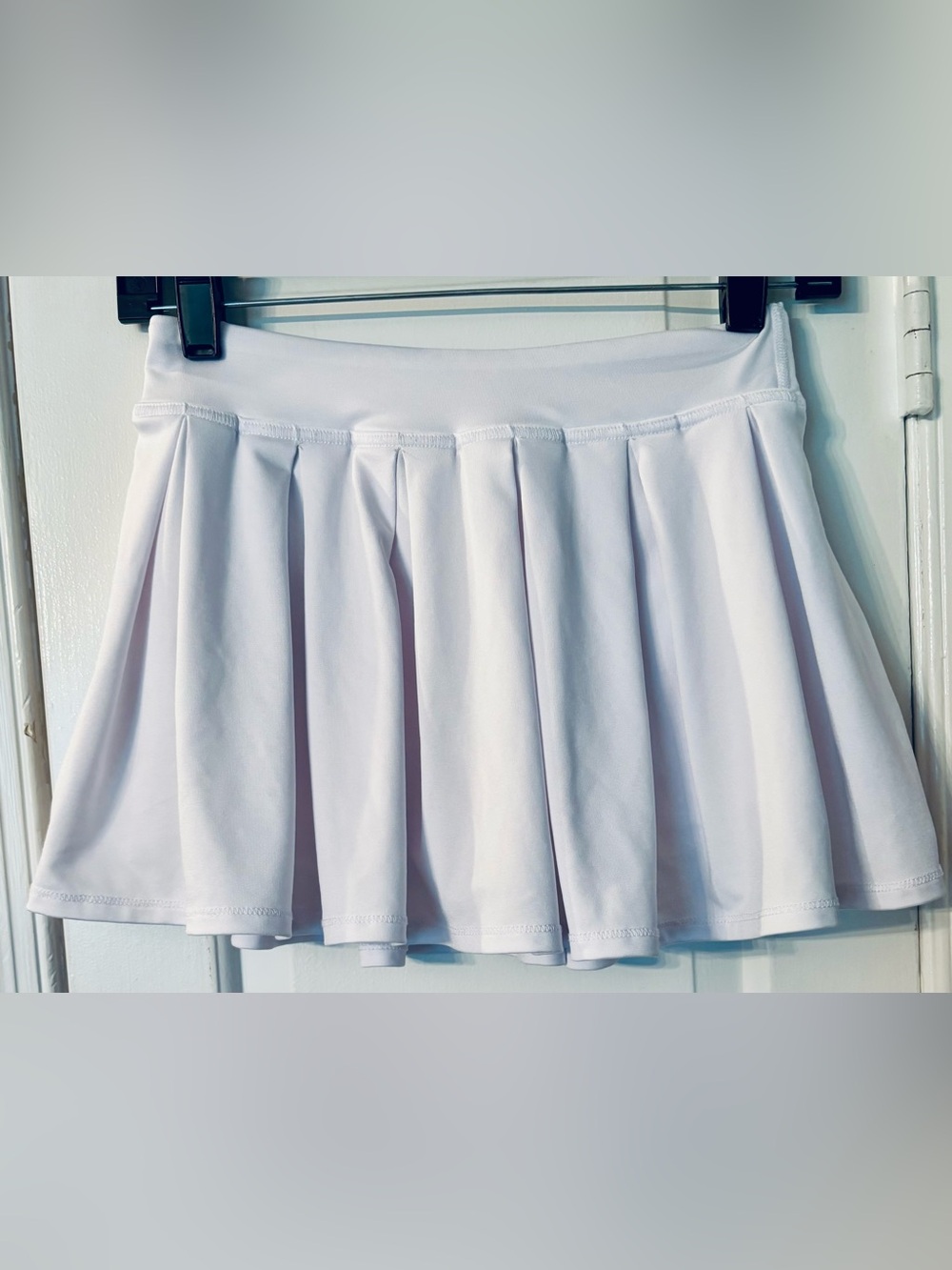 Cute Ideology White Pleated Girls' Casual Tennis Skort  - size M
